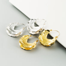 Load image into Gallery viewer, Wavy Hoop Earrings
