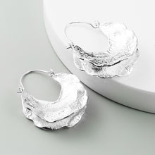 Load image into Gallery viewer, Wavy Hoop Earrings
